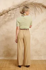 Remera celeste de hilo fino con cuello redondo y mangas cortas.