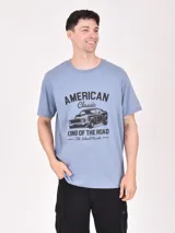 Remera gris claro con estampa de auto clásico americano y texto "American Classic - King of the Road".