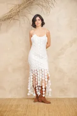 Vestido midi blanco con breteles finos y detalle de círculos en relieve.