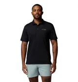 Remera tipo polo Columbia Skiff Cast para hombre, color negro, con logo de la marca en el pecho. Confeccionada con tejido transpirable Omni-Wick™ y protección solar Omni-Shade™ UPF 50.