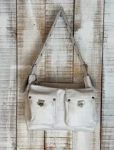 Bolso bandolera color borgoña con textura símil piel de cocodrilo, con correa fina ajustable y dos bolsillos frontales con cierre de broche metálico.