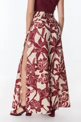 Pantalón palazzo de tiro alto con estampado floral en tonos beige y azul.
