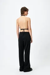 Pantalón de encaje negro con transparencias y cintura con elástico.
