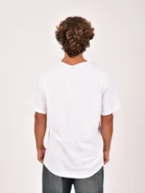 Remera blanca de manga corta, cuello redondo deshilachado y corte holgado.