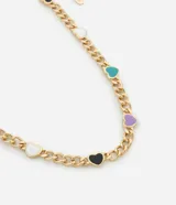 Collar corto dorado con cadena de eslabones y dijes de corazones esmaltados en colores blanco, negro, turquesa y lila.