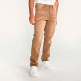 Pantalón de jean color verde militar, de corte slim, con cinco bolsillos y logo CAT en la parte trasera.