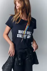 Remera negra de algodón con estampado frontal de la frase "Rock & Roll Stole My Soul" en letras blancas y un rayo de arcoíris.