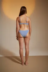 Bombacha de bikini tipo vedetina con estampado de rayas verticales azules y blancas.