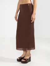 Falda midi marrón con textura plisada y corte recto.