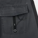 Boardshort negro de largo medio (19 pulgadas), con cierre frontal de velcro y cordón ajustable. Presenta un acabado ligeramente desgastado o lavado.