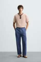 Pantalón de hombre color azul marino, de corte recto (straight fit), confeccionado en tela canvas de algodón. Presenta bolsillos frontales de plastrón y bolsillos traseros de plastrón con solapa.