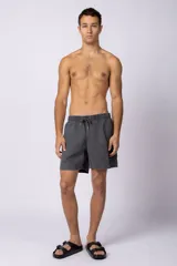 Short de baño color marrón confeccionado en microfibra de piel de durazno con cintura elástica y cordón ajustable.