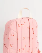 Mochila rosa con estampado de cerezas, correas regulables, manija superior, doble cierre superior y bolsillo frontal con cierre.