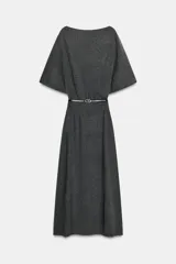 Vestido de punto gris oscuro, de largo midi, con escote barco y mangas cortas anchas. Se ajusta a la cintura con un cinturón fino negro con hebilla ovalada dorada.