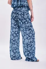 Pantalón de algodón con estampado floral en tonos azules.