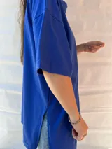 Remera oversize color gris topo, de mangas cortas y confeccionada 100% en algodón.