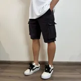Bermuda cargo color negro con bolsillos laterales y traseros con solapa.