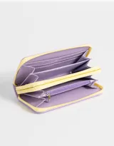 Billetera rectangular color lila con detalles en amarillo, formato fichero de tela deportiva con doble cierre circundante.