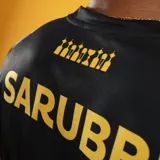 Camiseta de fútbol Puma del Club Atlético Peñarol, modelo Home, con franjas verticales amarillas y negras. Incluye logo Puma y escudo del club con cinco estrellas.