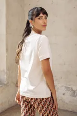 Remera blanca de manga corta y cuello redondo.