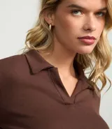 Blusa azul marino de rib de algodón con cuello polo y mangas largas.