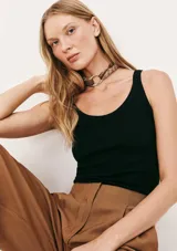 Musculosa slim color ocre, de tela acanalada con cuello redondo y sisas anchas.