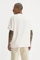 Remera color crema de corte recto, cuello mao con tres botones y mangas cortas.