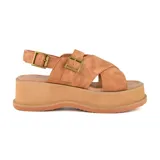 Sandalias color marrón con plataforma y tiras cruzadas con hebillas.