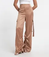 Pantalón wide leg de textura acetinada color café, con bolsillos cargo con solapa en los laterales y tira con moña en los bolsillos y en la barra. Cintura con trabillas y cierre por botón y cremallera.