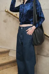 Campera azul de terciopelo con cierre frontal, mangas largas y bolsillos laterales.