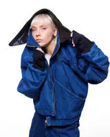 Campera bomber de jean azul con corte holgado, puños de algodón y cuello de cuero negro.