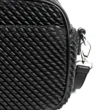Bandolera negra de símil cuero con diseño texturizado. Tiene formato rectangular, acceso con cierre, correa regulable y herrajes plateados. Cuenta con dos compartimentos, un bolsillo interno con cierre, un bolsillo interno abierto y un bolsillo externo con botón imantado. El interior está forrado en tela de algodón y poliéster.