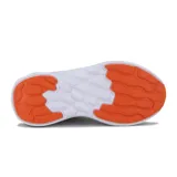 Championes deportivos Diadora modelo Bresh, color blanco con detalles en amarillo, rojo y naranja. Presentan una capellada de malla transpirable y una suela gruesa con entresuela naranja y detalles en la puntera.
