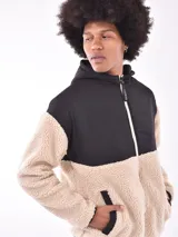 Campera con capucha, color gris oscuro, con paneles de tela tipo polar y tela lisa.