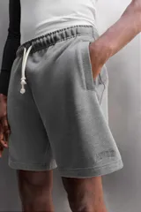 Bermudas jogger cortas confeccionadas en tejido de algodón con interior de rizo. Cintura elástica ajustable con cordón. Bolsillos frontales de vivo. Logo bordado en el bajo.