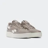 Championes Reebok ATR-Chill color gris topo con detalles en blanco y suela color crema. Confeccionados en cuero y suela de caucho.
