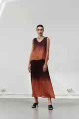 Blusa sin mangas con botones frontales y cuello en V, con diseño degradado de marrón oscuro a naranja.