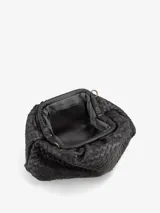 Bolso estilo bandolera con correa larga regulable, también se puede usar agarrándolo con la mano estilo sobre. Tiene un tramado de cuadros por toda la superficie.
