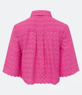 Camisa corta color rosa con textura de flores, escote camisero, manga corta, abotonado frontal y bajo con recorte ondulado.