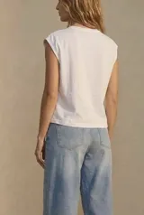 Remera rosa de algodón, corte al cuerpo y mangas cortas.