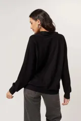 Pullover de tejido liso con mangas de fleece, cuello camisero con escote en V y puños y bajo acanalados.