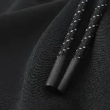 Buzo hoodie negro marca Topper, con logo blanco estampado en el pecho, bolsillo tipo canguro y cierre lateral en la manga.