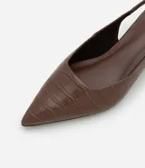 Zapato de tacón marrón con textura de cocodrilo, modelo slingback, con puntera fina, taco bloque mediano y cierre por hebilla.