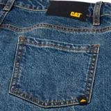 Pantalón de jean Caterpillar de corte wide leg, tiro alto, color azul denim con efecto lavado. Cuenta con cinco bolsillos, cierre con cremallera y parche con el logo de la marca en la cintura trasera.