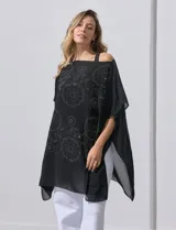 Poncho negro de gasa con apliques de brillos, de la marca Jessica Mc Clintock.