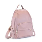 Mochila gris de símil cuero con dos bolsillos frontales con cierre, apertura superior con cierres metálicos, bolsillos laterales, bolsillos internos y al dorso. Incluye correas regulables para colgar en la espalda y asa de mano.