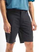 Bermuda clásica de hombre color negro, con bolsillos laterales y traseros.