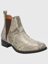 Botín de cuero con diseño moderno, punta redonda y tacón bajo, con calce elástico para mayor comodidad.