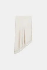 Falda color crema de satén con corte al bies y terminación asimétrica con encaje.