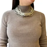 Collar plateado de múltiples vueltas con tubos de aluminio y cierre de mosquetón con cadena de alargue.